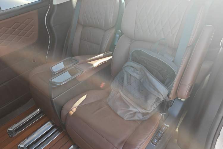 Used Honda Elysion 2019 2.0L Hybrid Supreme Edition Interior 4