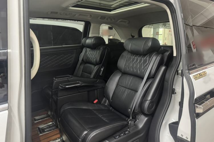 Used Honda Elysion 2019 2.0L Hybrid Luxury Edition Interior 4
