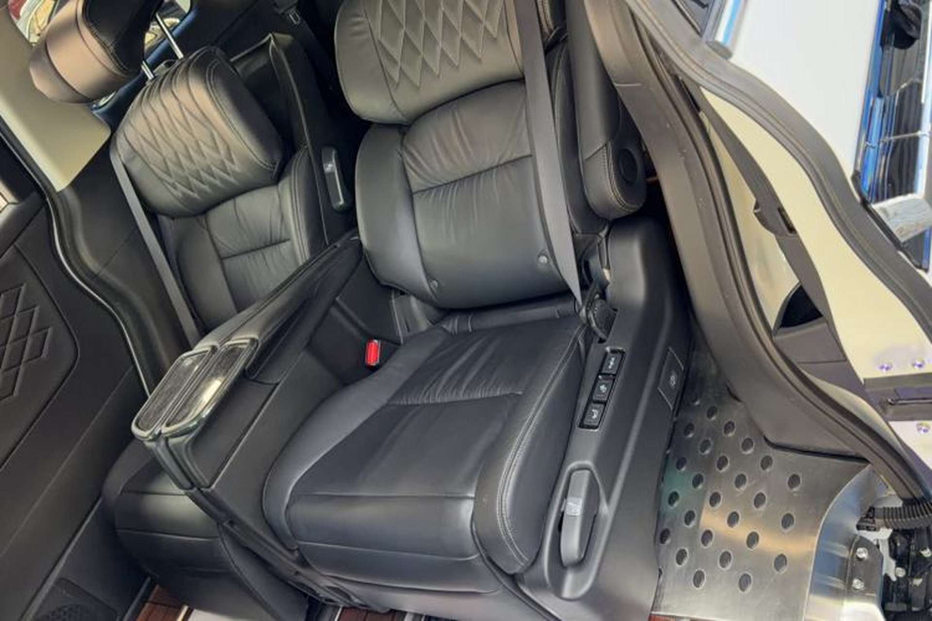 Used Honda Elysion 2019 2.0L Hybrid Supreme Edition Interior 5