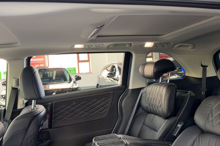 Used Honda Elysion 2019 2.0L Hybrid Supreme Edition Interior 6
