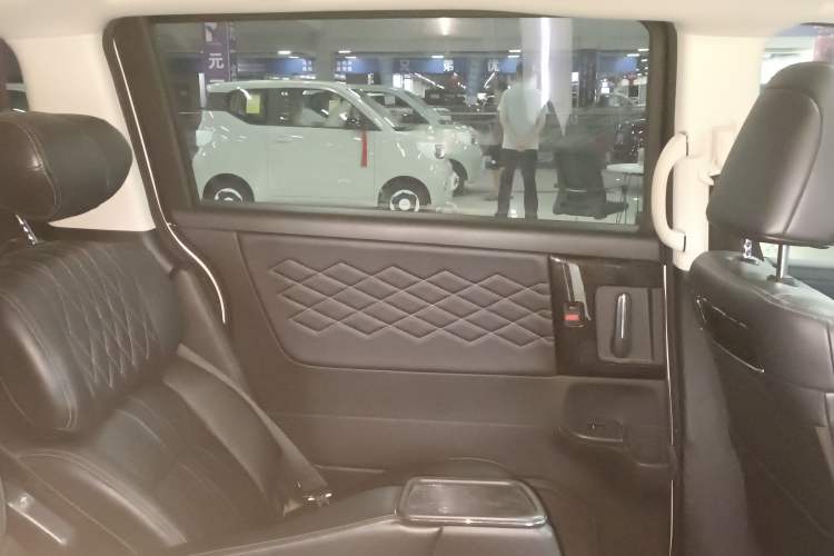 Used Honda Elysion 2019 2.0L Hybrid Luxury Edition Interior 8