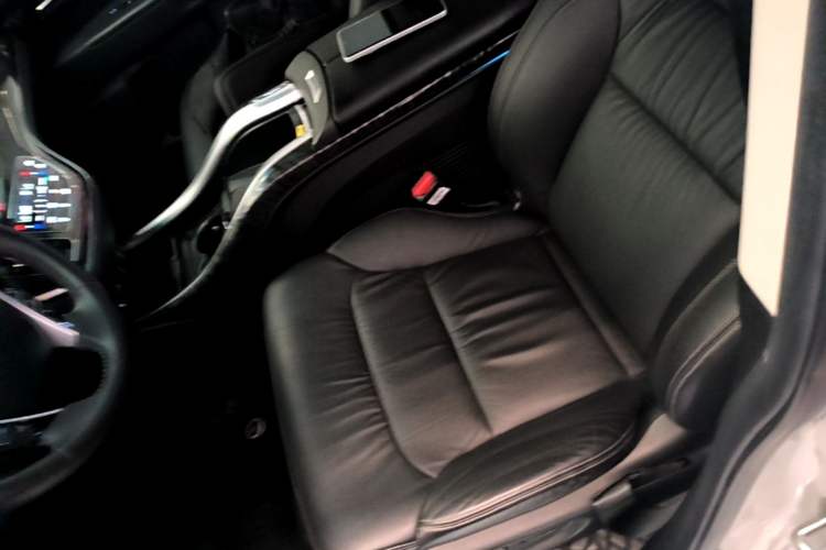 Used Honda Elysion 2019 2.0L Hybrid Supreme Edition Left Front Seat