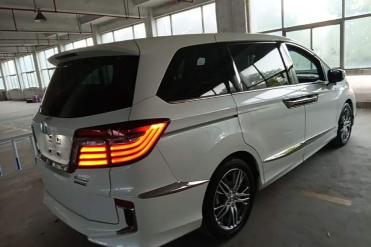 Used Honda Elysion 2019 2.0L Hybrid Luxury Edition Rear Right 45 Deg