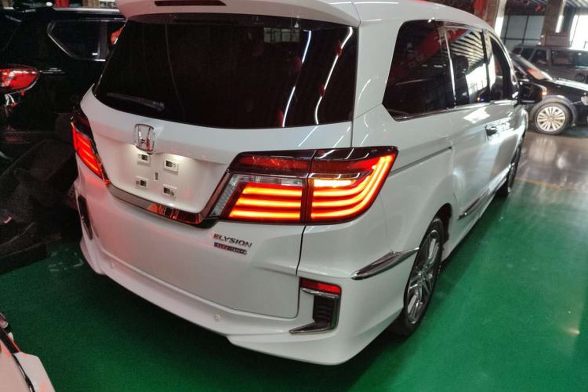 Used Honda Elysion 2019 2.0L Hybrid Luxury Edition Rear Right 45 Deg