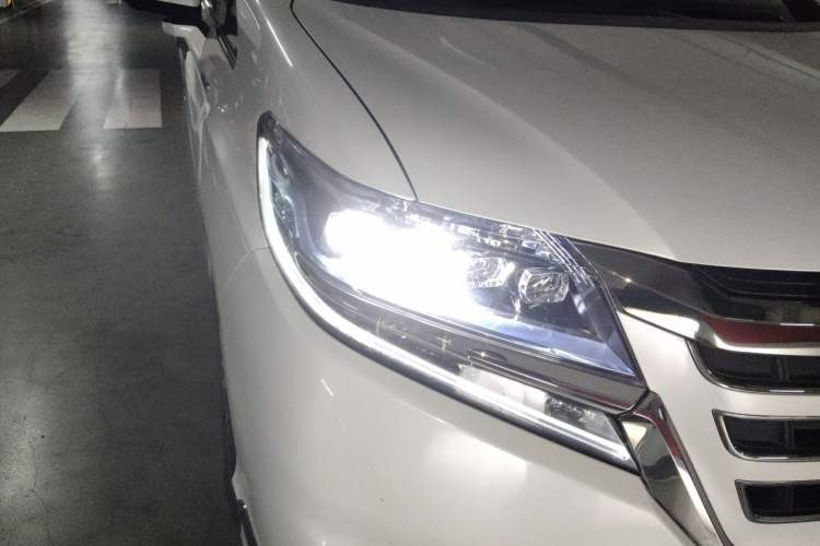 Used Honda Elysion 2019 2.0L Hybrid Luxury Edition Right Front Headlight