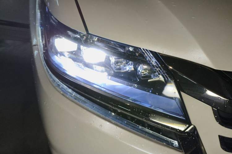 Used Honda Elysion 2019 2.0L Hybrid Luxury Edition Right Front Headlight