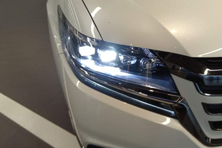 Used Honda Elysion 2019 2.0L Hybrid Luxury Edition Right Front Headlight