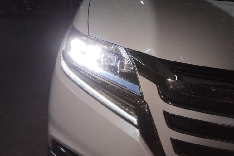 Used Honda Elysion 2019 2.0L Hybrid Luxury Edition Right Front Headlight