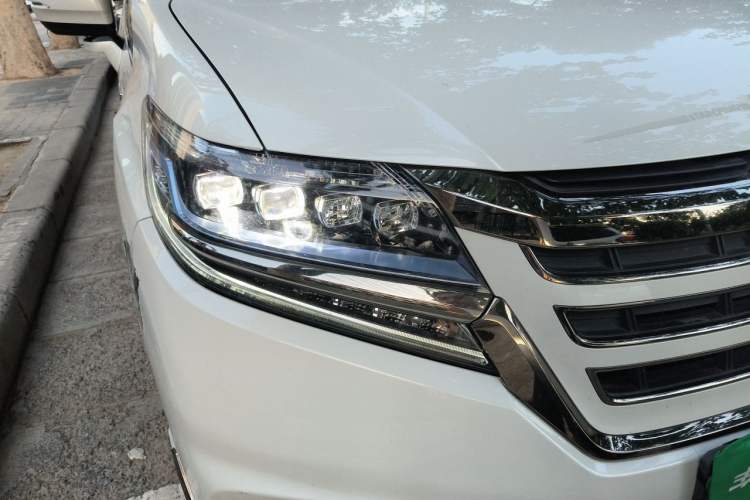 Used Honda Elysion 2019 2.0L Hybrid Luxury Edition Right Front Headlight
