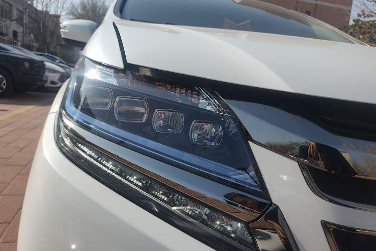 Used Honda Elysion 2019 2.0L Hybrid Supreme Edition Right Front Headlight