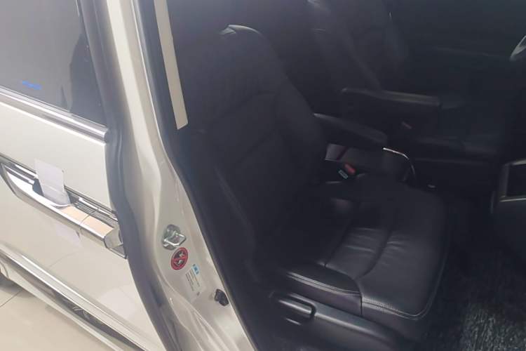 Used Honda Elysion 2019 2.0L Hybrid Luxury Edition Right Front Seat