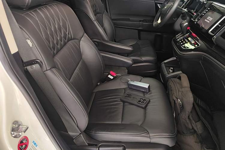 Used Honda Elysion 2019 2.0L Hybrid Luxury Edition Right Front Seat
