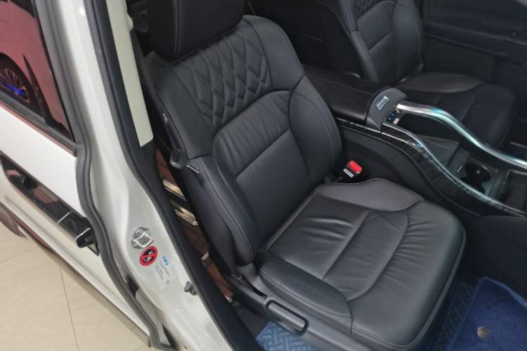 Used Honda Elysion 2019 2.0L Hybrid Luxury Edition Right Front Seat