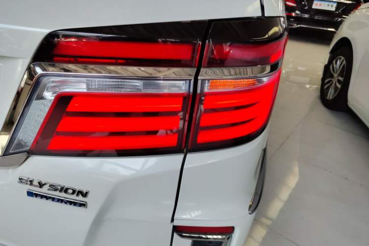 Used Honda Elysion 2019 2.0L Hybrid Luxury Edition Right Rear Taillight
