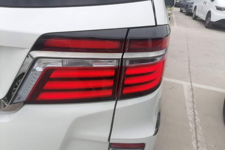 Used Honda Elysion 2019 2.0L Hybrid Supreme Edition Right Rear Taillight