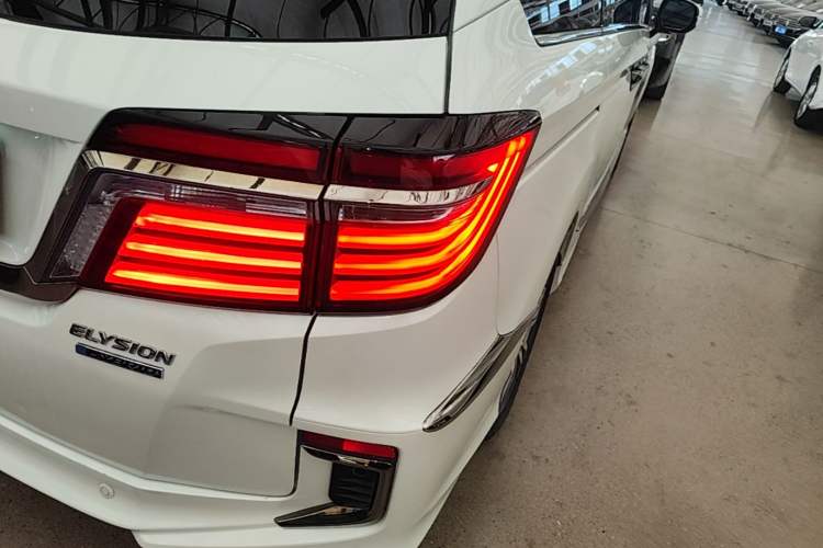 Used Honda Elysion 2019 2.0L Hybrid Luxury Edition Right Rear Taillight