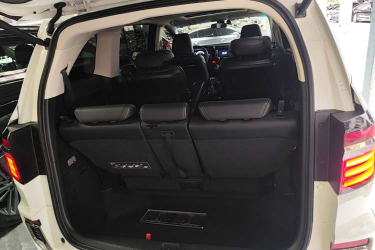 Used Honda Elysion 2019 2.0L Hybrid Luxury Edition Trunk