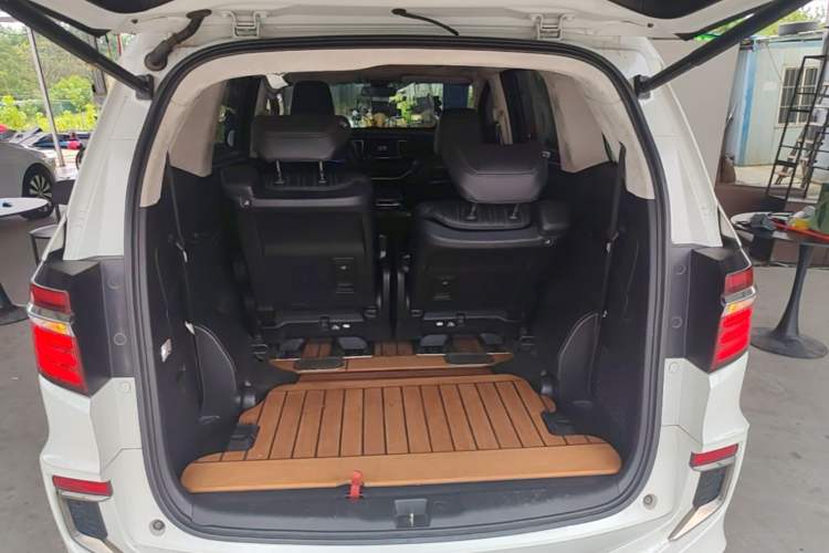 Used Honda Elysion 2019 2.0L Hybrid Luxury Edition Trunk