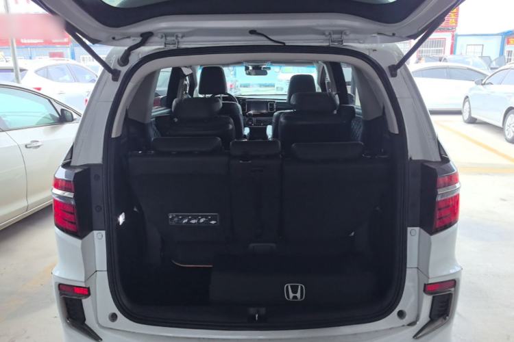 Used Honda Elysion 2019 2.0L Hybrid Luxury Edition Trunk