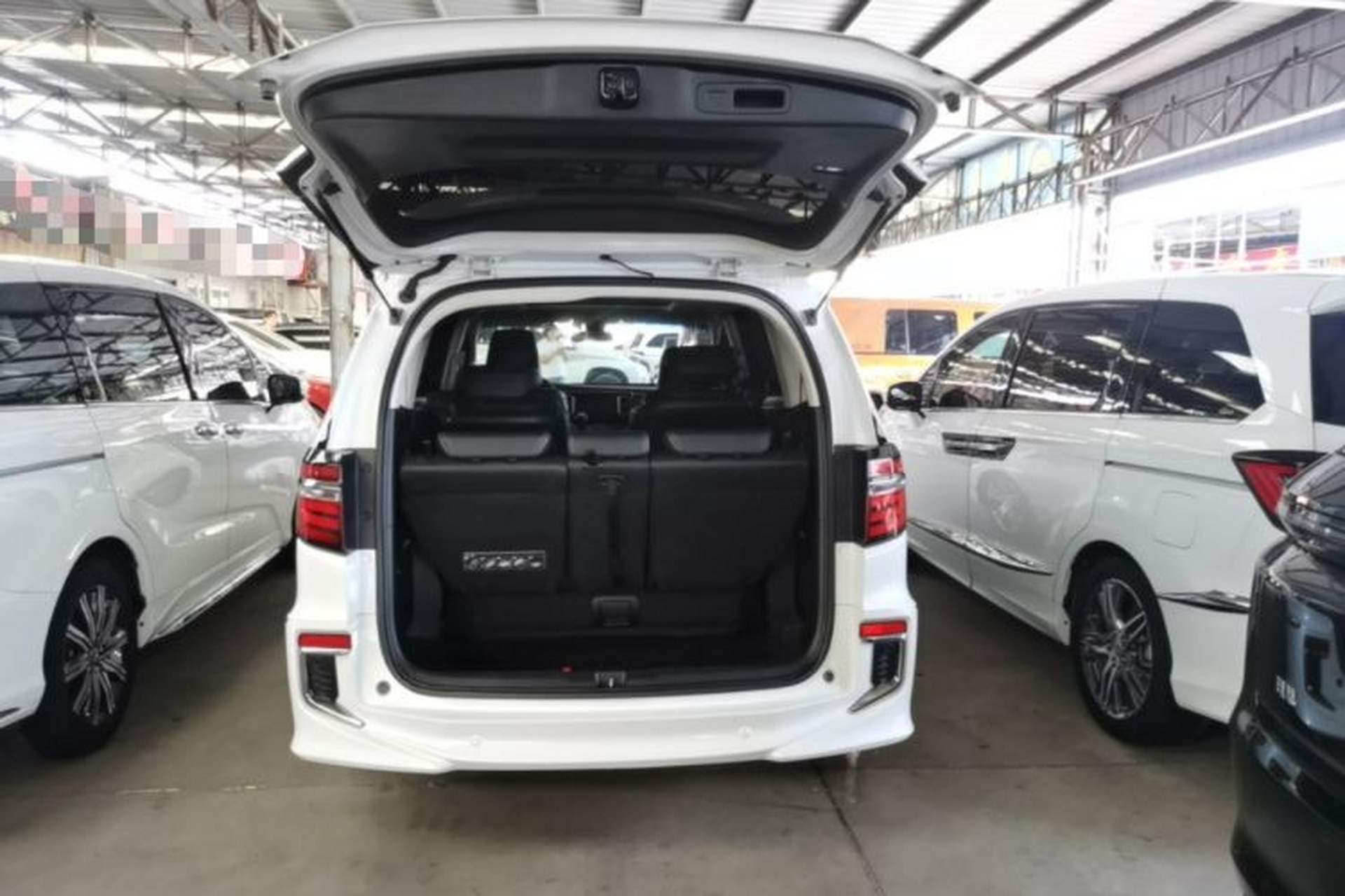 Used Honda Elysion 2019 2.0L Hybrid Luxury Edition Trunk