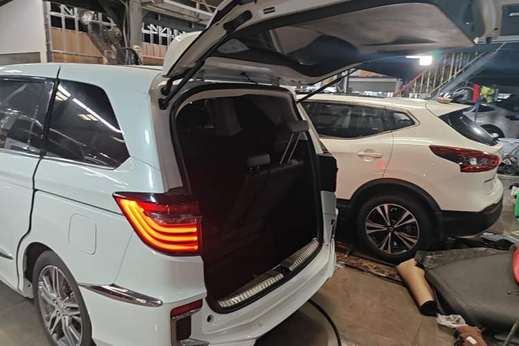Used Honda Elysion 2019 2.0L Hybrid Luxury Edition Trunk