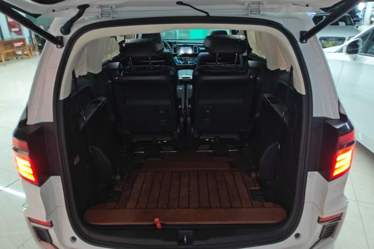 Used Honda Elysion 2019 2.0L Hybrid Luxury Edition Trunk
