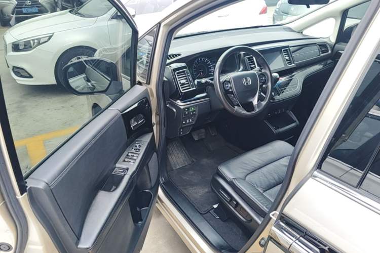 Used Honda Elysion 2019 2.0L Hybrid Luxury Edition Driver Seat