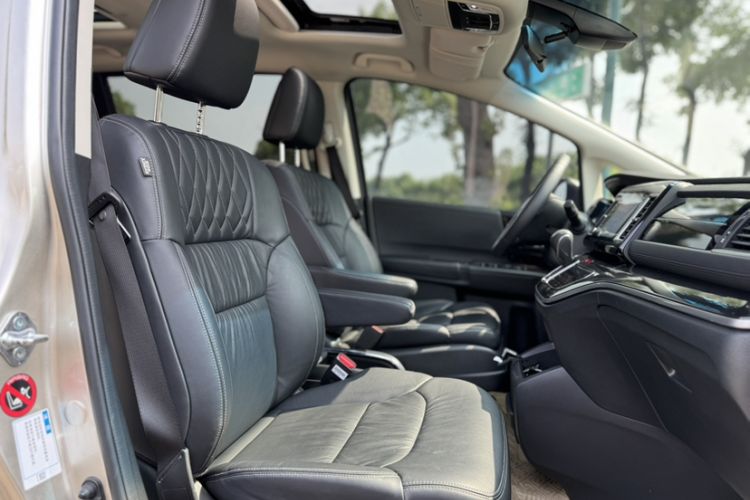 Used Honda Elysion 2019 2.0L Hybrid Luxury Edition Interior 3