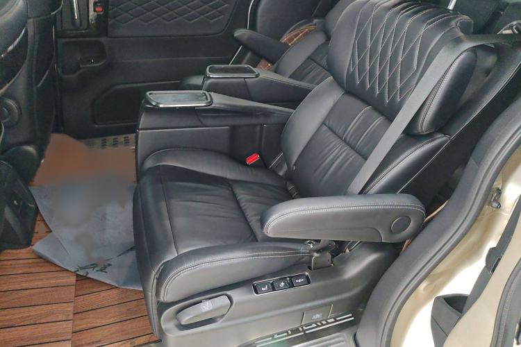 Used Honda Elysion 2019 2.0L Hybrid Luxury Edition Interior 4