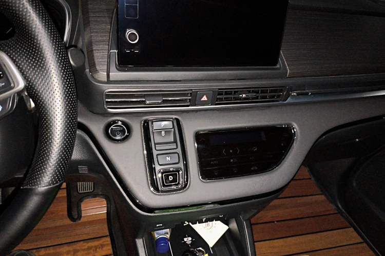 Used Honda Elysion 2022 2.0L eHEV Luxury Edition Audio And AC Panel