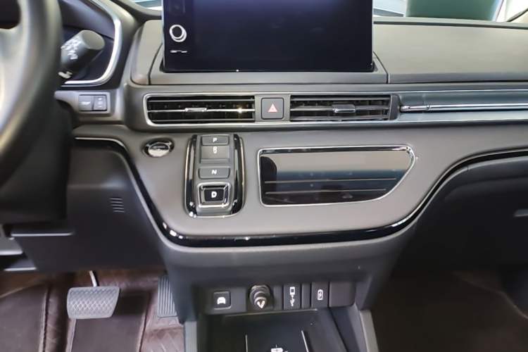 Used Honda Elysion 2022 2.0L eHEV Comfort Version Audio And AC Panel