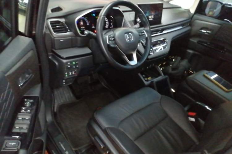 Used Honda Elysion 2022 2.0L eHEV Luxury First Edition Center Console