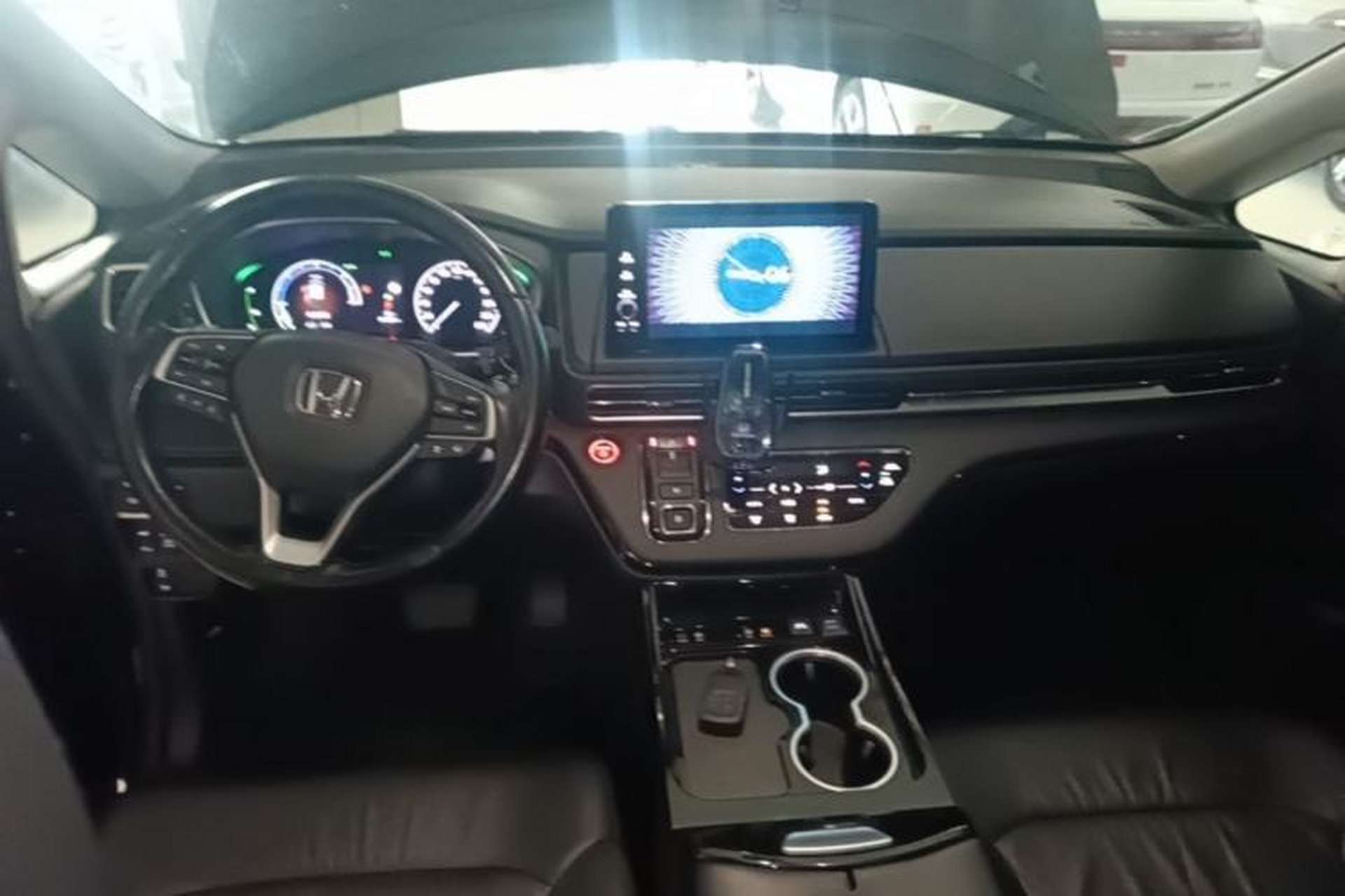 Used Honda Elysion 2022 2.0L eHEV Luxury First Edition Center Console