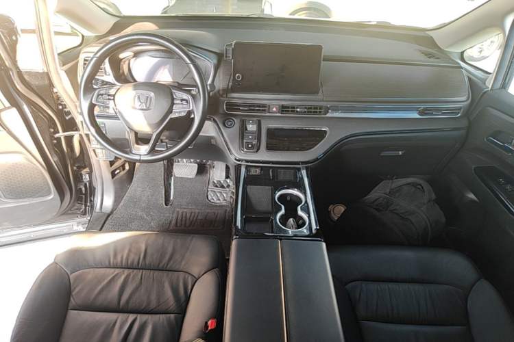 Used Honda Elysion 2022 2.0L eHEV Luxury Edition Center Console
