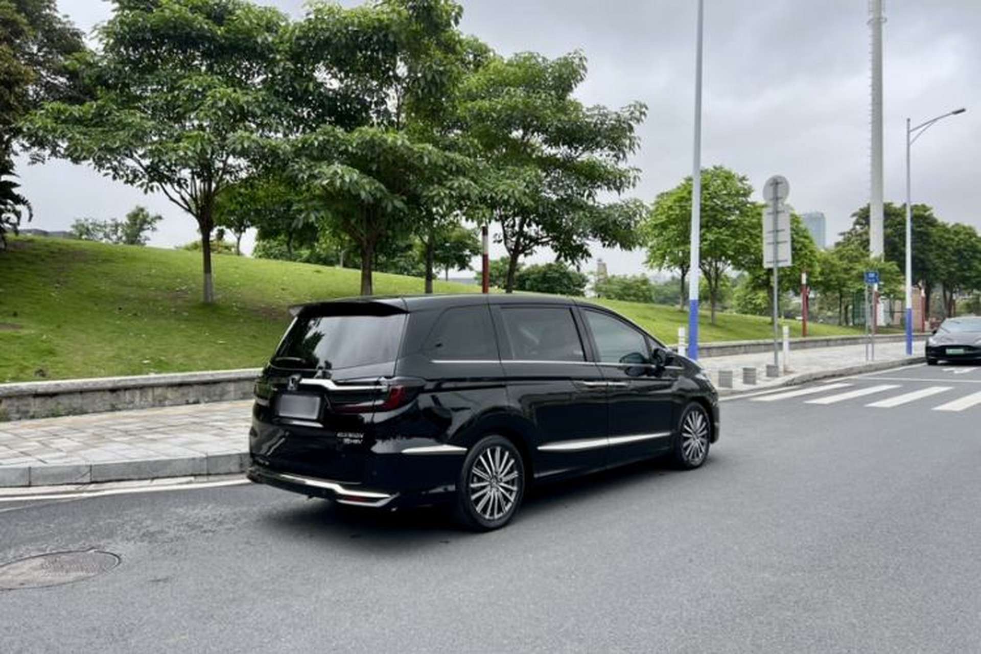 Used Honda Elysion 2022 2.0L eHEV Luxury First Edition Exterior 7