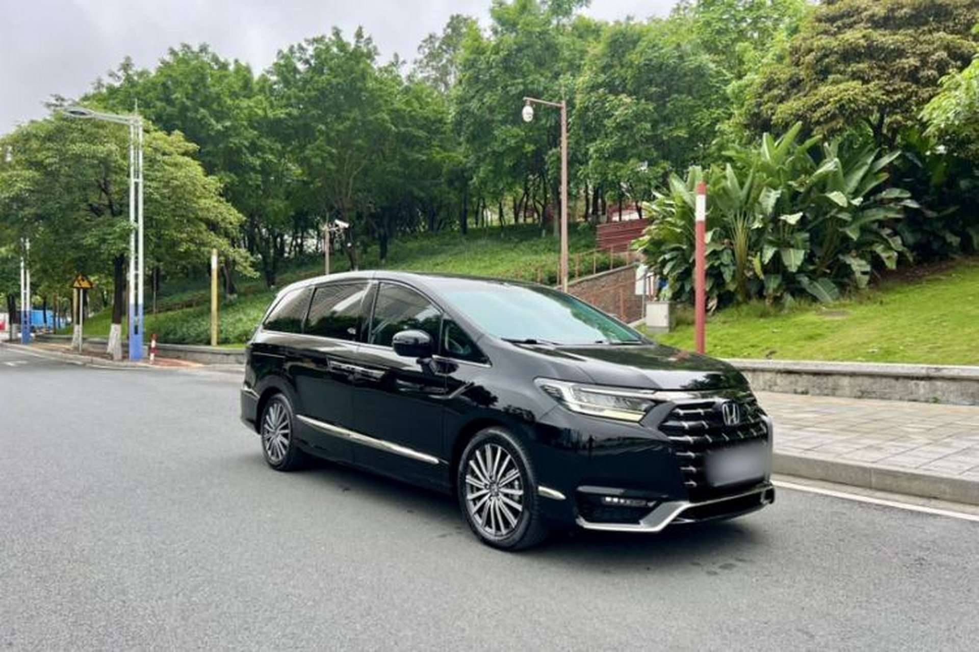 Used Honda Elysion 2022 2.0L eHEV Luxury First Edition Exterior 9