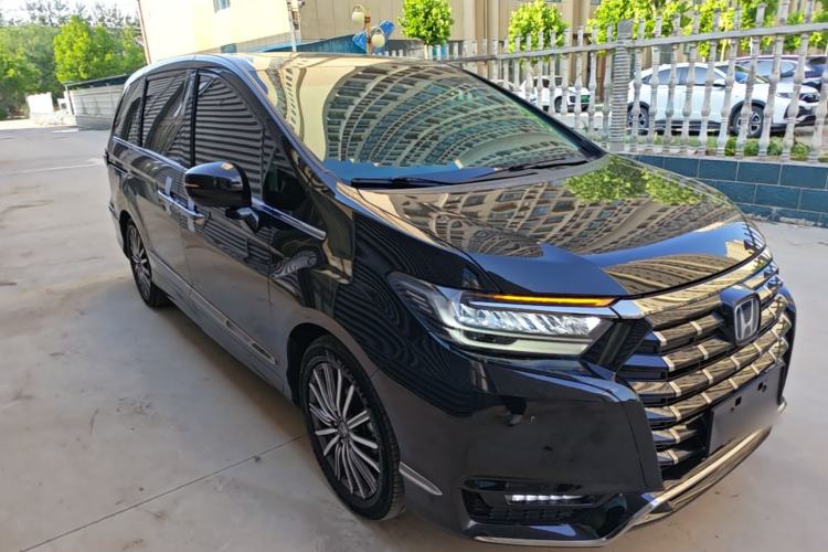 Used Honda Elysion 2022 2.0L eHEV Luxury Edition Front Right 45 Deg