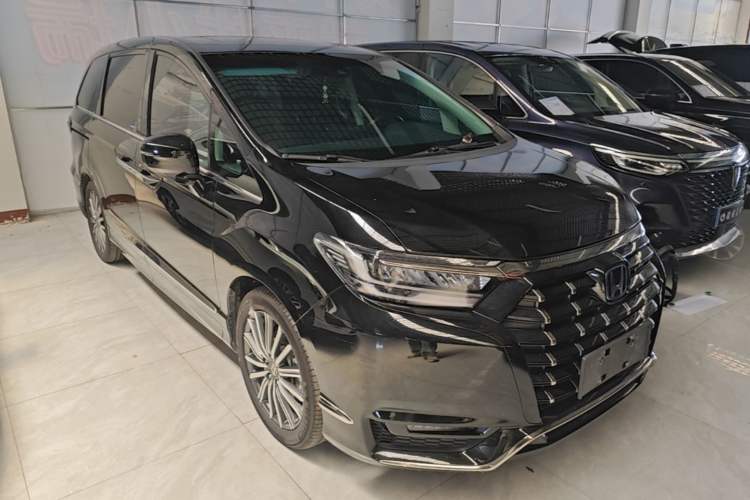 Used Honda Elysion 2022 2.0L eHEV Luxury Edition Front Right 45 Deg
