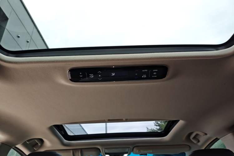 Used Honda Elysion 2022 2.0L eHEV Luxury Edition Headliner