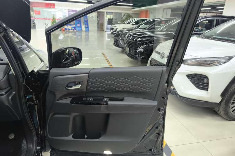 Used Honda Elysion 2022 2.0L eHEV Luxury First Edition Interior 5