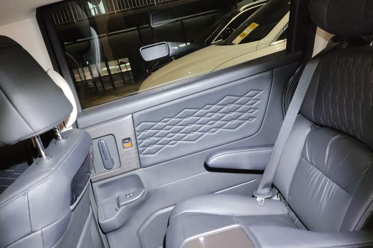 Used Honda Elysion 2022 2.0L eHEV Prestige Edition Interior 6