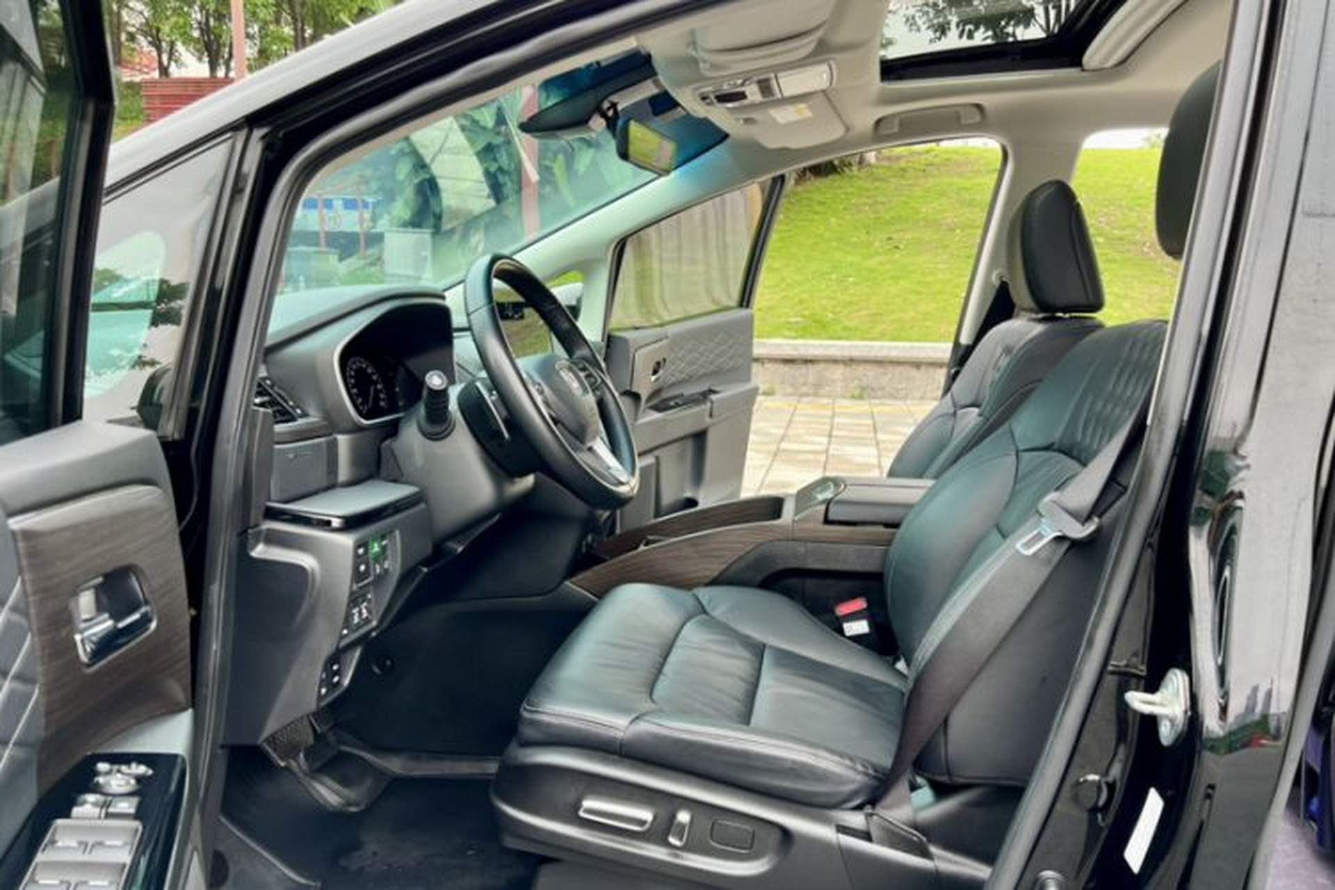 Used Honda Elysion 2022 2.0L eHEV Luxury First Edition Interior 7