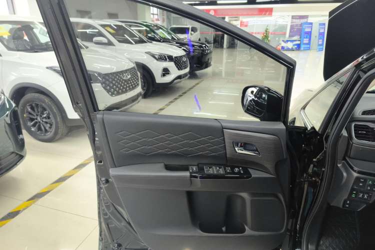 Used Honda Elysion 2022 2.0L eHEV Luxury First Edition Interior 7