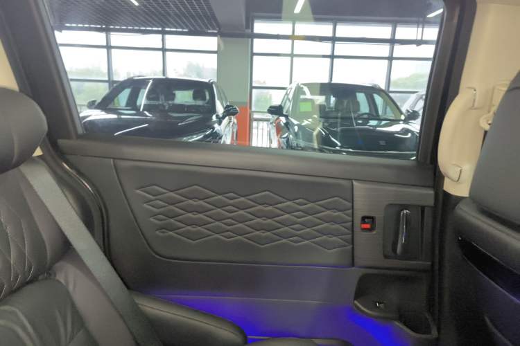 Used Honda Elysion 2022 2.0L eHEV Luxury First Edition Interior 8