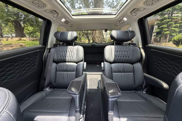 Used Honda Elysion 2022 2.0L eHEV Luxury Edition Interior 9