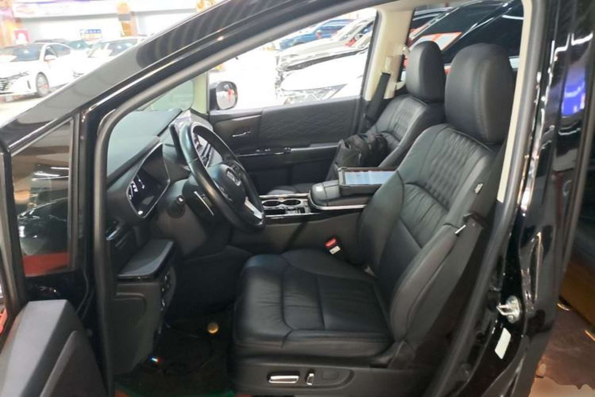 Used Honda Elysion 2022 2.0L eHEV Luxury Edition Left Front Seat
