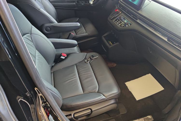 Used Honda Elysion 2022 2.0L eHEV Luxury Edition Right Front Seat