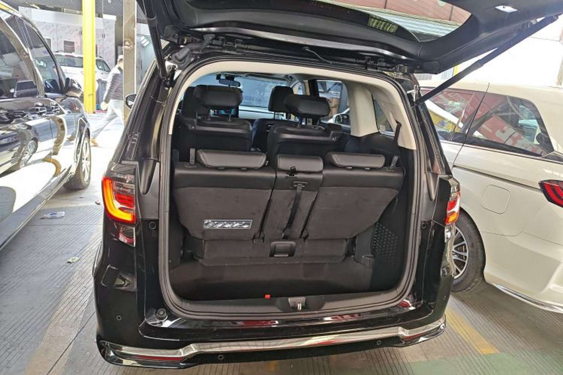 Used Honda Elysion 2022 2.0L eHEV Luxury Edition Trunk