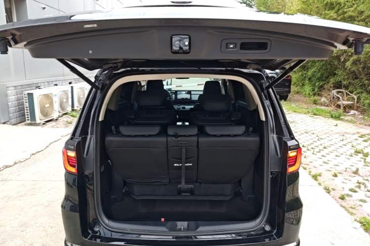 Used Honda Elysion 2022 2.0L eHEV Luxury Edition Trunk