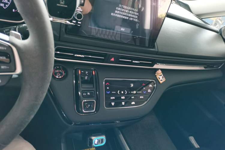 Used Honda Elysion 2022 2.0L eHEV Luxury Edition Audio And AC Panel